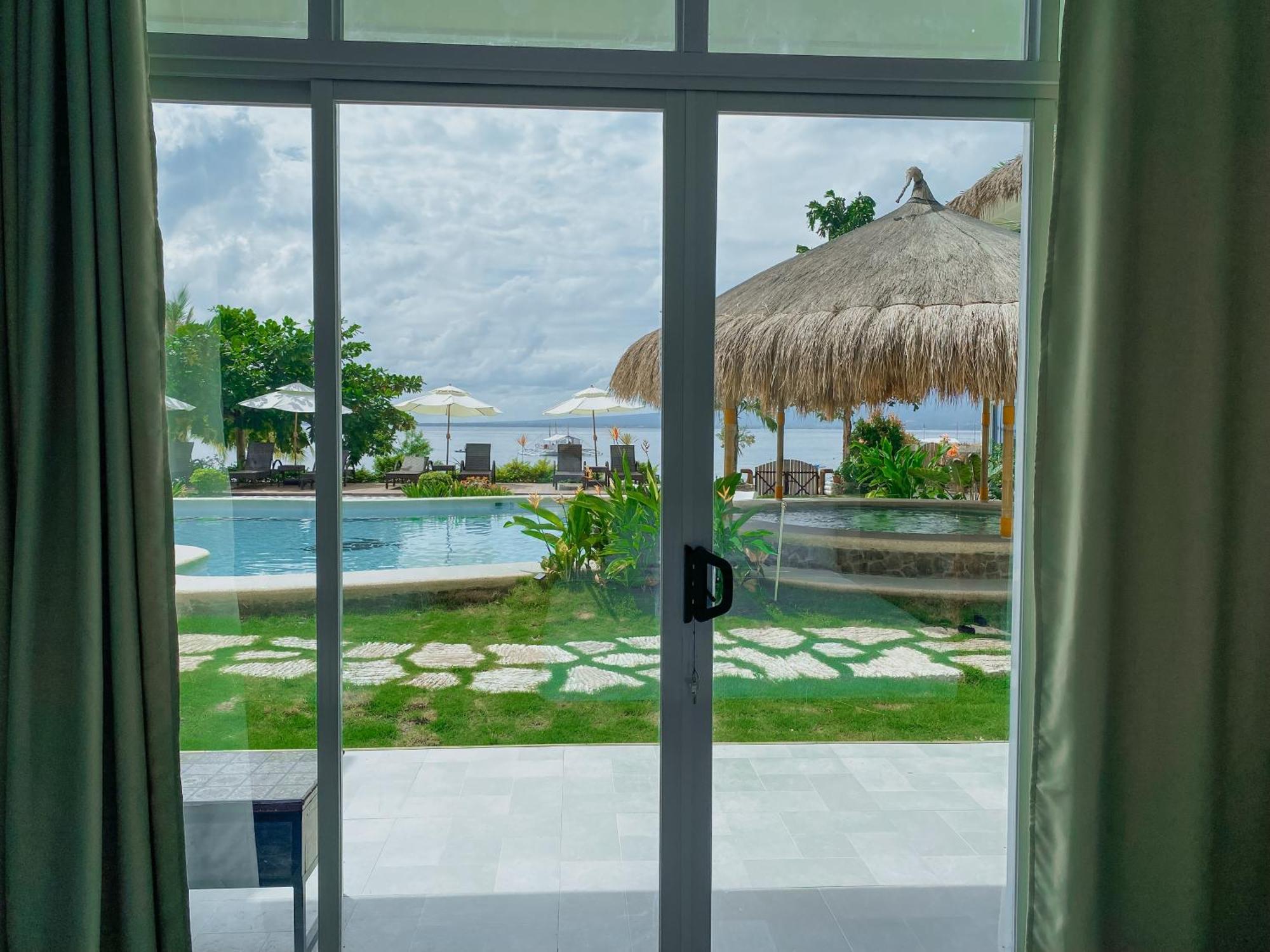 Avila'S Horizon Dive Resort Santander Exterior photo