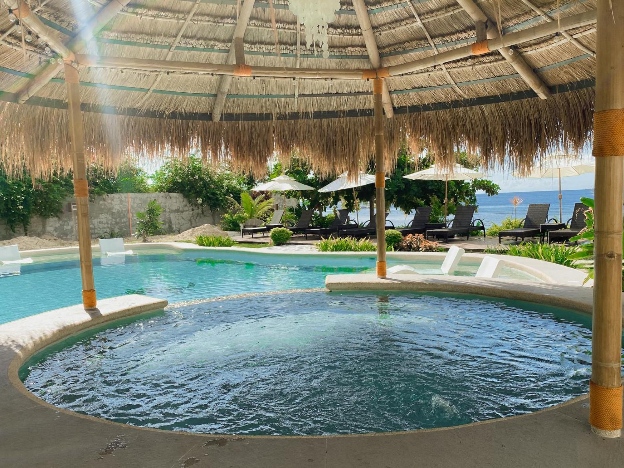 Avila'S Horizon Dive Resort Santander Exterior photo